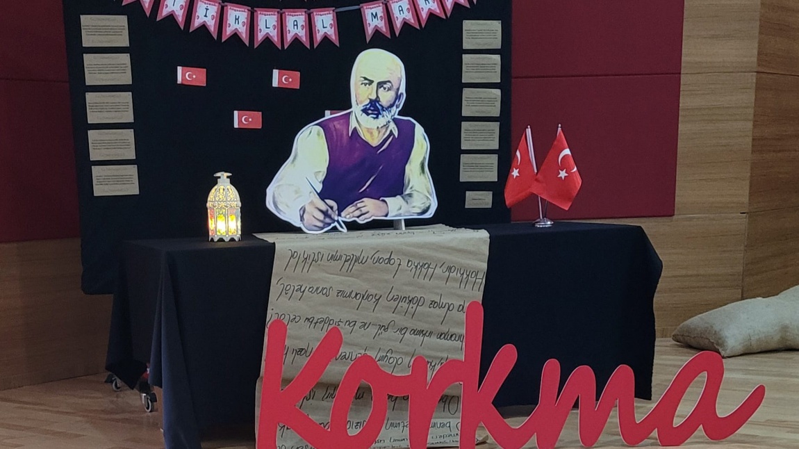 Türk milletinin bağımsızlık mücadelesinin simgesi İstiklal Marşı'nın yazarı ve şair Mehmet Akif Ersoy, İstiklal Marşı'nın kabulünün yıl dönümünde anıldı.